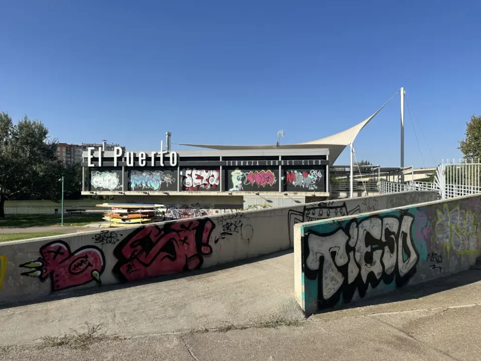 Embarcadero de Vadorrey en Zaragoza, cubierto de pintadas y vandalismo, símbolo de la dejadez municipal.